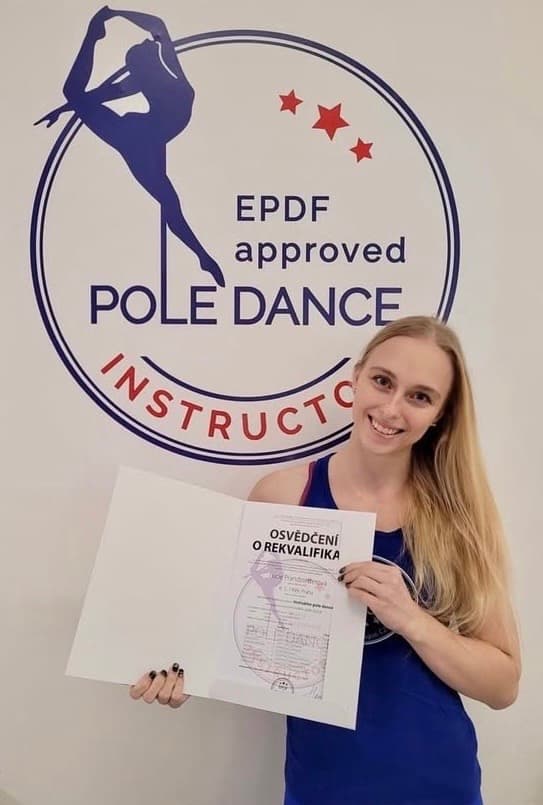 Lucie Prandstetterová s certifikátem EPDF – certifikovaná lektorka pole dance
